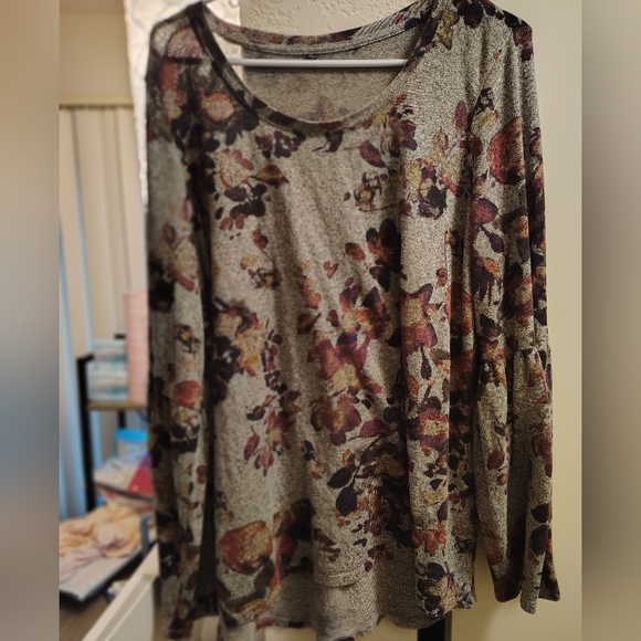 Gray with purple 💜 🟣 flowers andlong sleeve size extra large - Picture 1 of 7